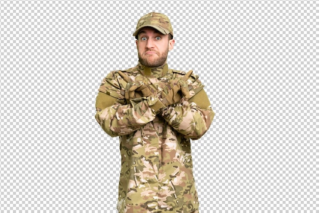 Militaire man over geïsoleerde chroma sleutel achtergrond wijzen op de lateralen met twijfels