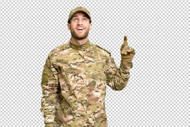 Militaire man over geïsoleerde chroma sleutel achtergrond wijzen op en verrast
