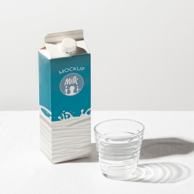 Mock-up di concetto di bottiglia di latte