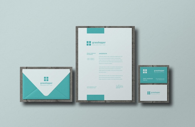 Minimaal briefpapier met houten mockup