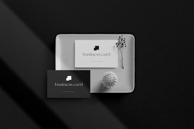PSD Минимальный черно-белый макет визитной карточки на квадратной тарелке