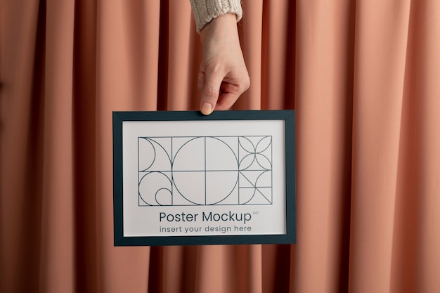 PSD mockup di cornice minimale tenuto in mano