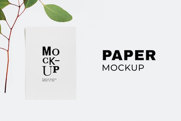 Cancelleria psd mockup di carta minima con ramo di foglie