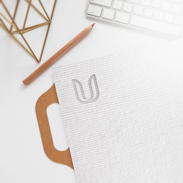 Minimale zilveren logo mockup op wit papier textuur