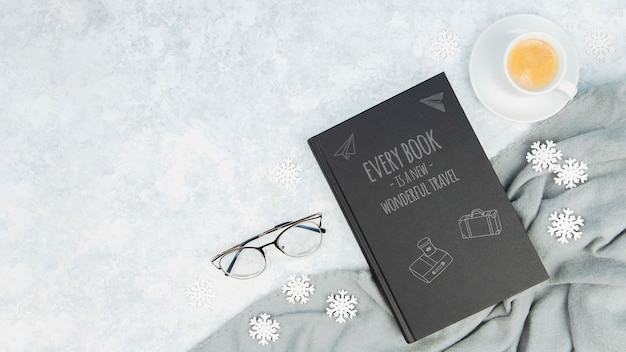 PSD Минималистская концепция книги с очками и чашкой кофе