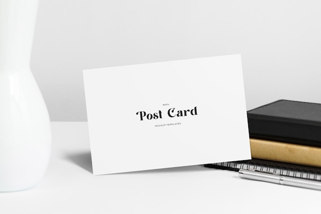 Mockup di cartolina postale bianca minimalista su superficie