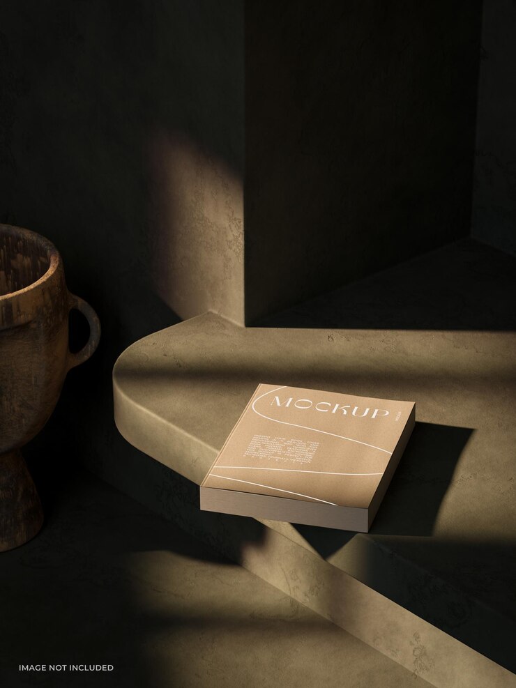 Minimalistische boekomslagmockup op een groene plank met warme verlichting