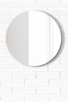Specchio in un modello di bagno bianco