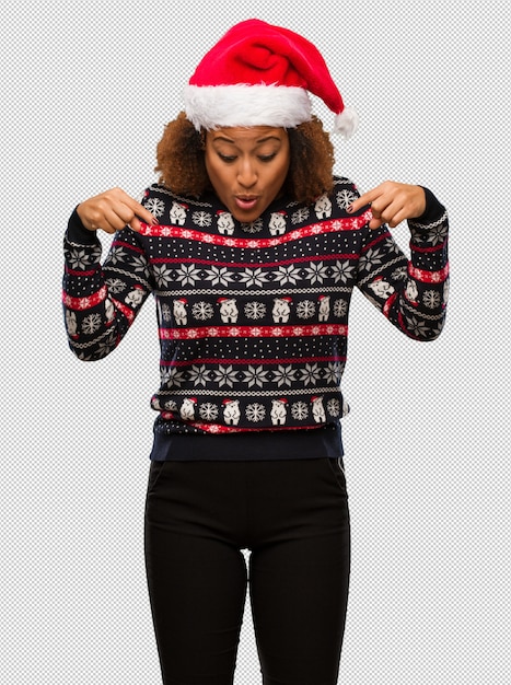 Młoda Czarna Kobieta W Modny Sweter Christmas Z Nadrukiem Skierowaną W Dół