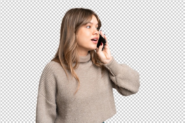 Młoda dziewczyna na izolowanym tle chroma klucza prowadząca rozmowę z telefonem komórkowym