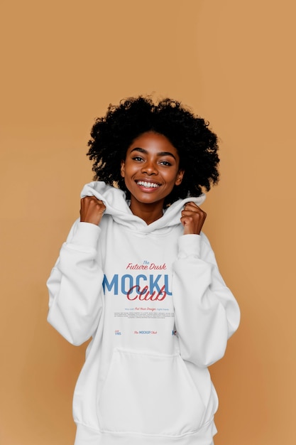 Młoda modelka pozująca w studiu