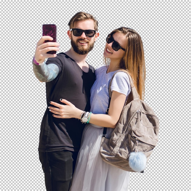 Młoda para robi selfie w pobliżu morza.