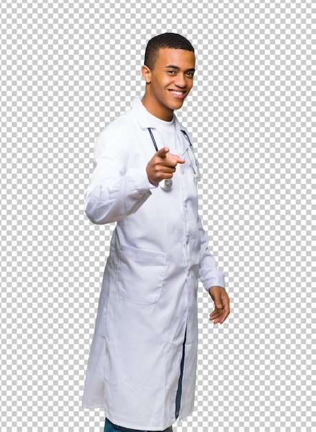 PSD młody mężczyzna afro american lekarz wskazuje palcem na ciebie z pewność wyrażenie