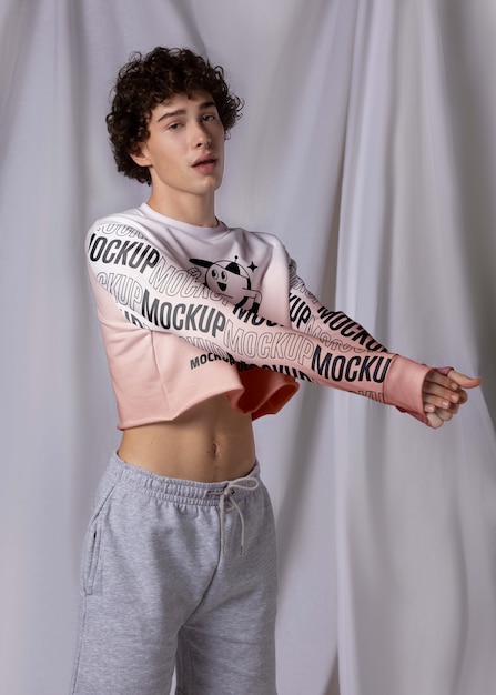 PSD młody mężczyzna ubrany w makiety crop top