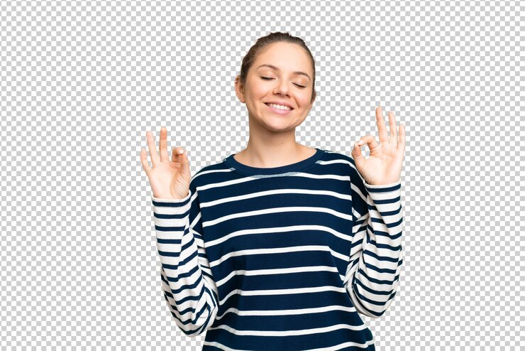 PSD młody, przystojny, blond mężczyzna na izolowanym tle chroma key uśmiecha się i pokazuje znak zwycięstwa