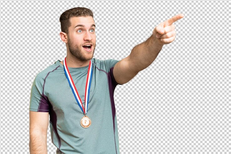 PSD młody, przystojny, blond mężczyzna z medalami na izolowanym tle chromowego klucza wskazujący w inną stronę