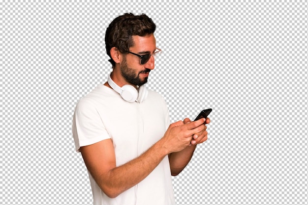 Młody szalony brodaty i ekspresyjny mężczyzna korzystający ze swojego telefonu