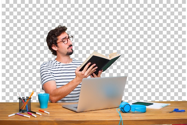 PSD młody szalony projektant graficzny na biurku z laptopem iz książką