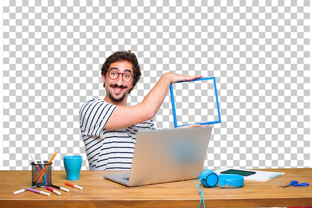 PSD młody szalony projektant graficzny na biurku z laptopem iz ramą