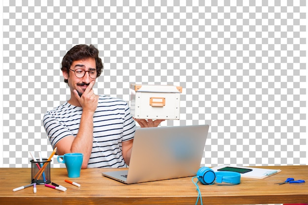 PSD młody szalony projektant graficzny na biurku z laptopem iz rocznika pudełku