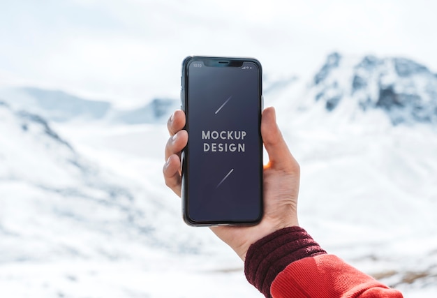 Design del mockup del telefono cellulare sulle montagne dell'himalaya