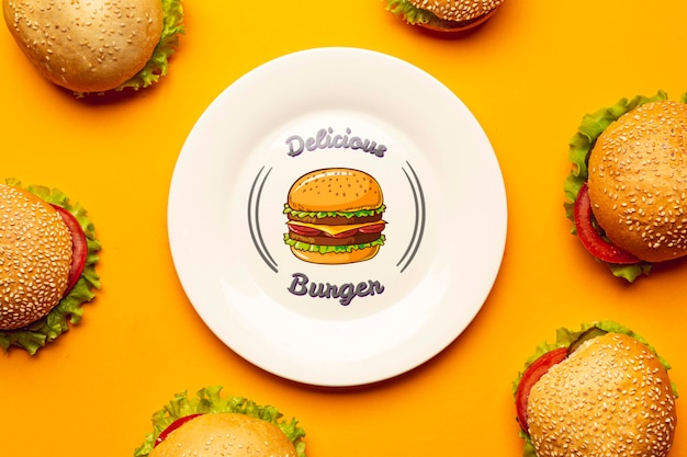 PSD mock-up bord omringd door heerlijke burgers