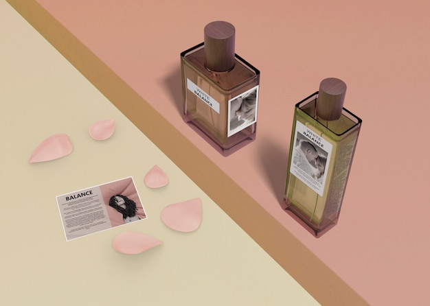 Bottiglie mock-up di profumi aromatizzati