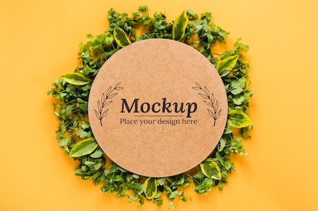 Carta mock-up con assortimento di foglie