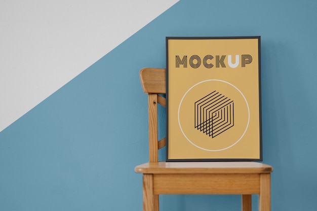 PSD mock up frame accanto alla sedia