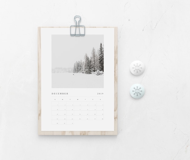 PSD mock-up houten bord met kalender op de muur