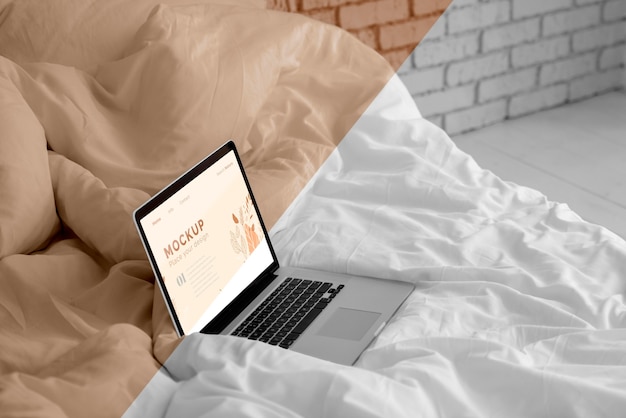 PSD mock up laptop sul letto