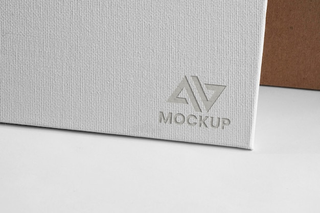 Бизнес-дизайн макета логотипа на белом документе