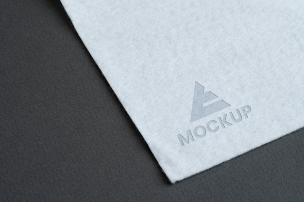 Mock-up logo design aziendale su carta bianca