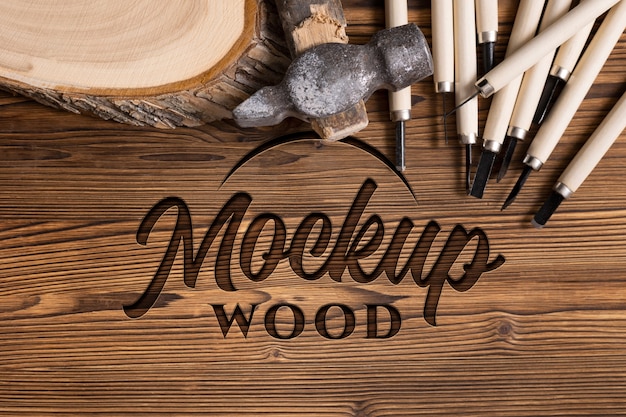 Mock-up logo met gegraveerd effect op hout en gereedschap