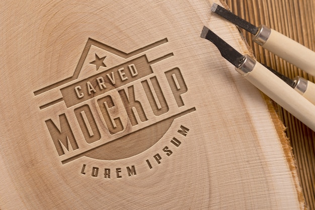 PSD mock-up logo met gegraveerd effect op hout en gereedschap