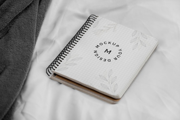 Mock up notebook op bed