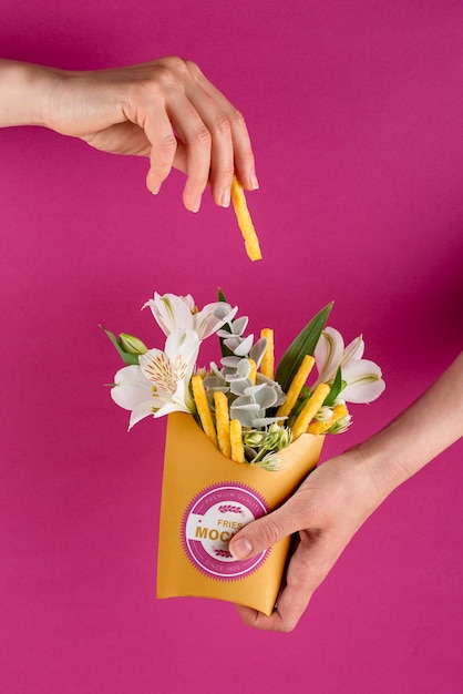 Макет бумажной упаковки картофеля фри с цветами для эко-еды