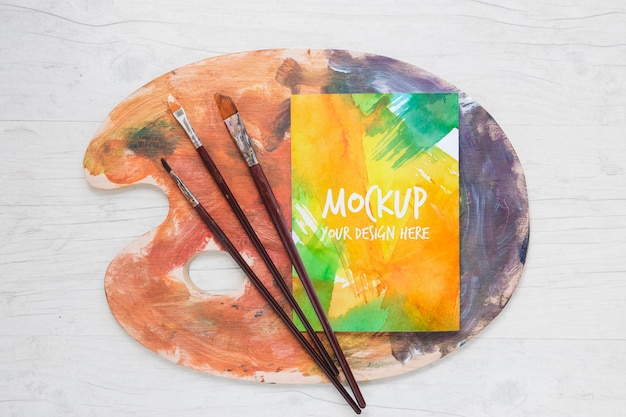 PSD mock-up painting watercolors and brushes