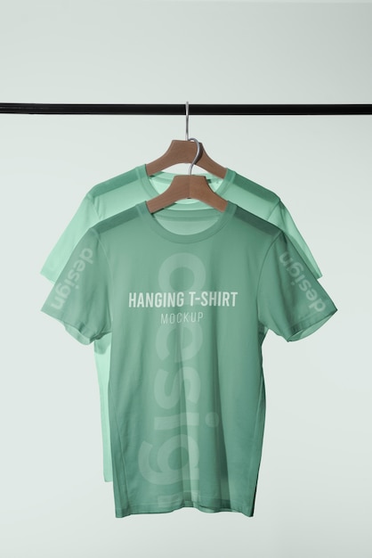 PSD mock-up t-shirt hangend aan houten hanger