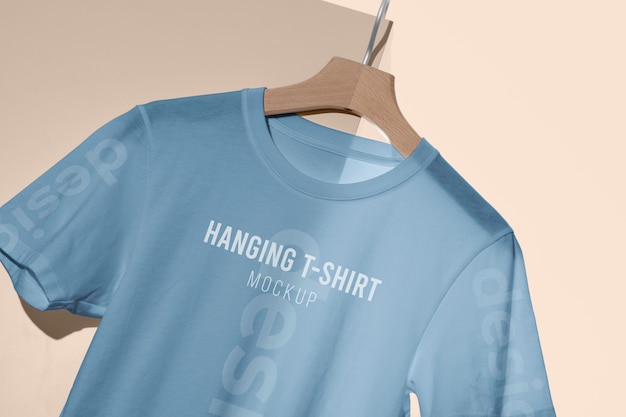 PSD t-shirt mock-up appesa a un gancio di legno