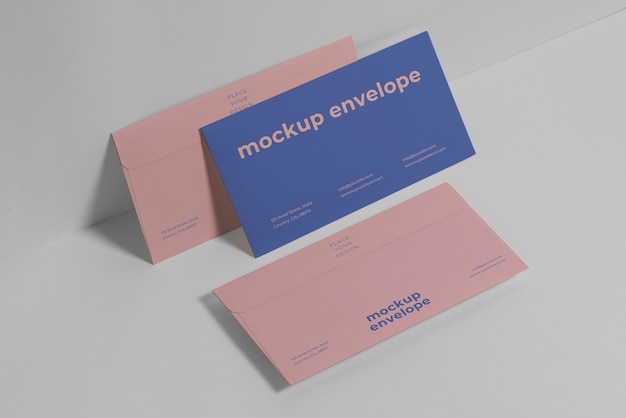 PSD mock-up di tre buste di carta c5