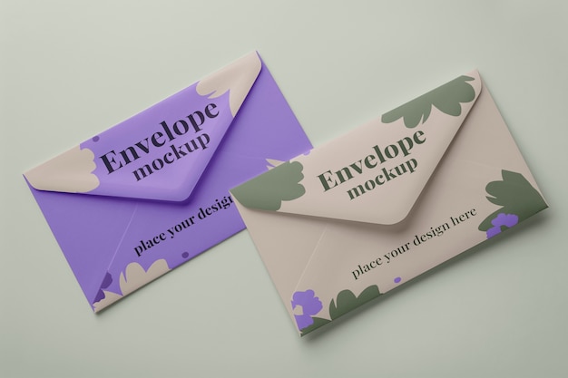 Mock-up van een papieren envelop met bloemenontwerp