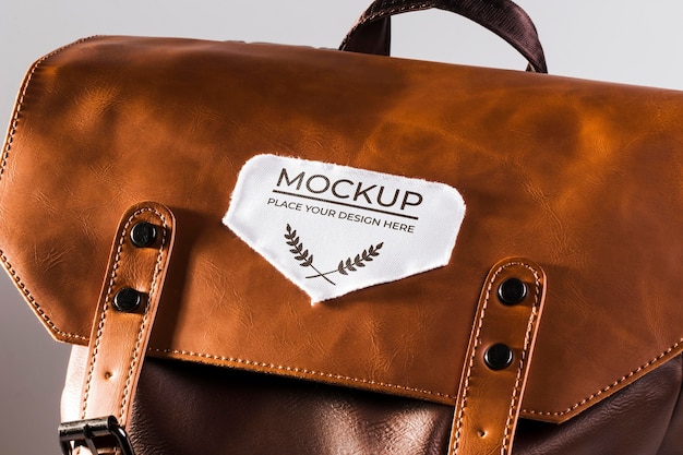 Mock-up van stoffen kledingstuk op leren tas