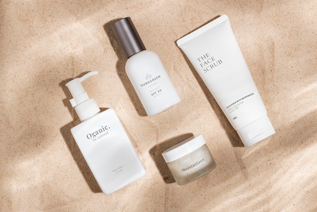 Mock-up verpakking van cosmetische flessen psd voor schoonheid en huidverzorging flat lay set