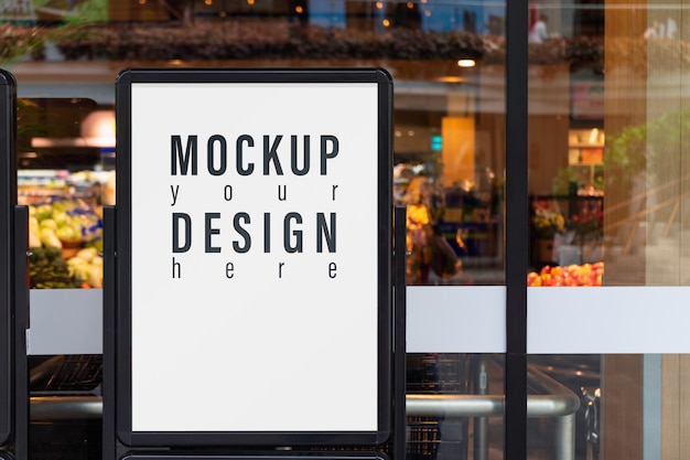 PSD スーパーマーケットの前にモックアップ広告ボード