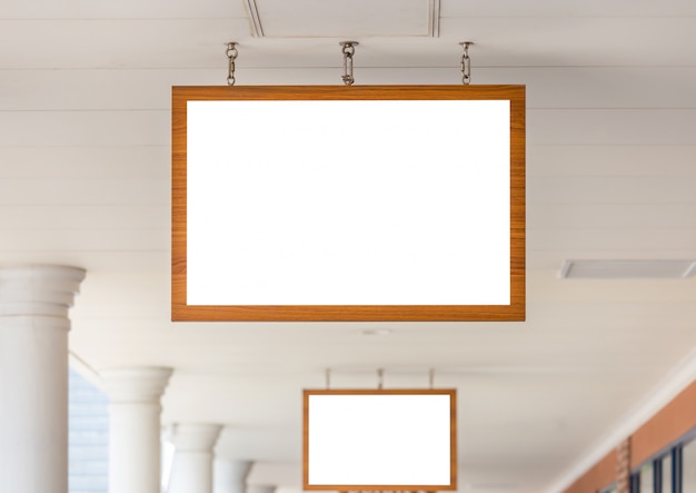 PSD mockup afbeelding van lege billboard houten frame wit scherm buiten storefront voor reclame