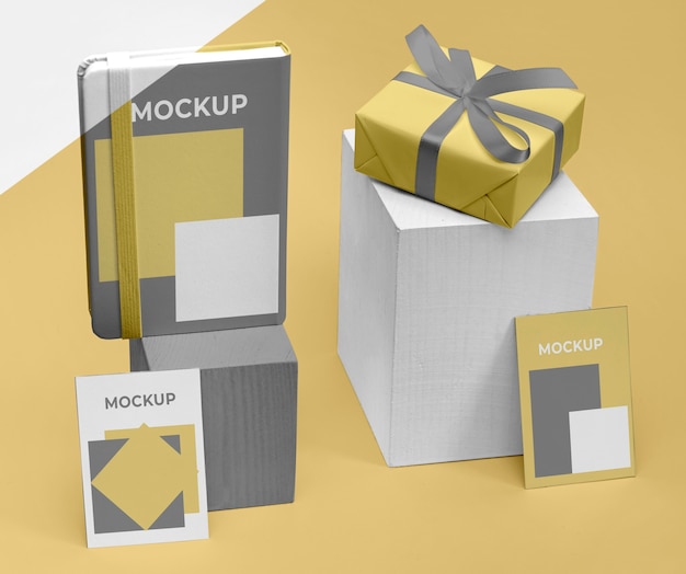 Mockup agenda e confezione regalo