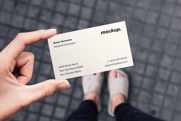 PSD mockup di biglietto da visita in mano