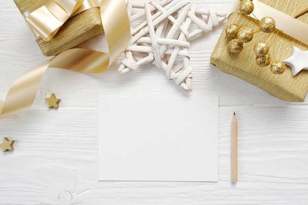 Mockup christmas wenskaart met gouden geschenk lint