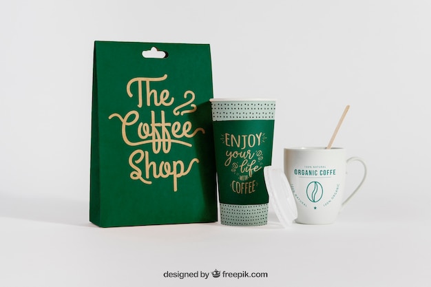 Mockup di bustina di caffè e due tazze